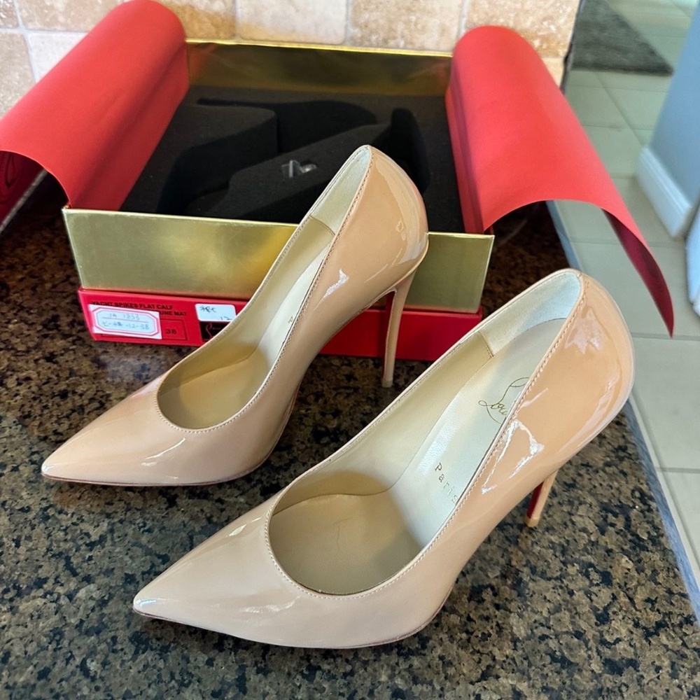 Christian Louboutin, sz 38 nude heels